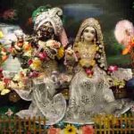 फूलों में सज रहे हैं श्री वृन्दावन बिहारी भजन लिरिक्स
