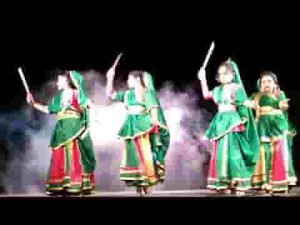 चलो पेला बम्बू बीट्स ना गरबा रमवा जईये हिंदी लिरिक्स